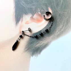 ブラックのイヤーカフ　(夏のまとめ髪、明るい髪色に映えるイヤーカフ　ダガー) 4枚目の画像