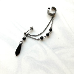 ブラックのイヤーカフ　(夏のまとめ髪、明るい髪色に映えるイヤーカフ　ダガー) 8枚目の画像