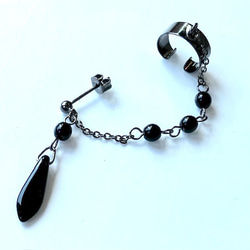 ブラックのイヤーカフ　(夏のまとめ髪、明るい髪色に映えるイヤーカフ　ダガー) 7枚目の画像