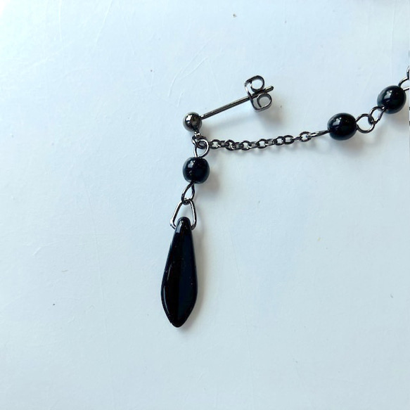 ブラックのイヤーカフ　(夏のまとめ髪、明るい髪色に映えるイヤーカフ　ダガー) 5枚目の画像