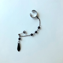 ブラックのイヤーカフ　(夏のまとめ髪、明るい髪色に映えるイヤーカフ　ダガー) 3枚目の画像