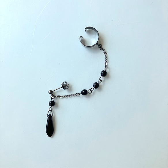 ブラックのイヤーカフ　(夏のまとめ髪、明るい髪色に映えるイヤーカフ　ダガー) 3枚目の画像