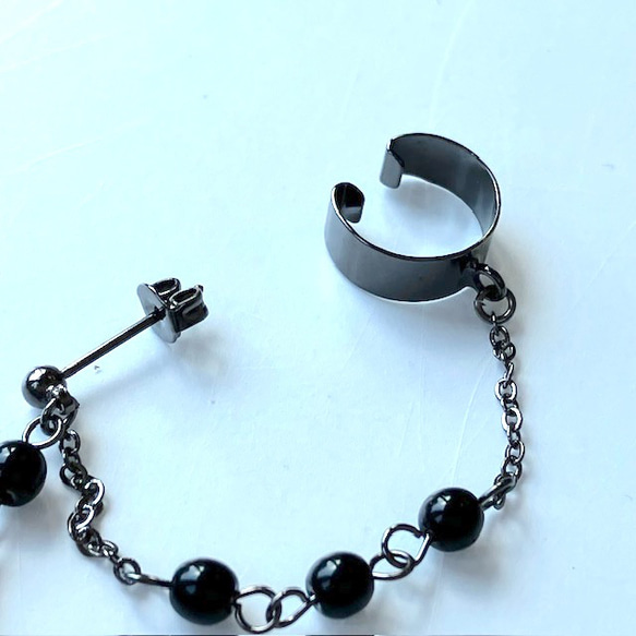 ブラックのイヤーカフ　(夏のまとめ髪、明るい髪色に映えるイヤーカフ　ダガー) 6枚目の画像