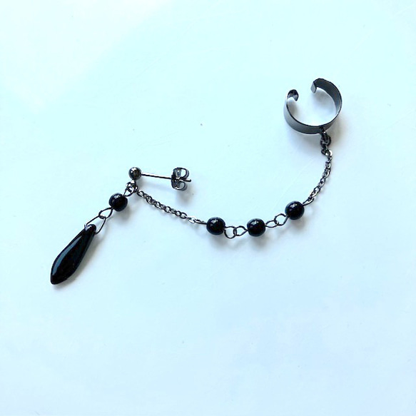 ブラックのイヤーカフ　(夏のまとめ髪、明るい髪色に映えるイヤーカフ　ダガー) 1枚目の画像