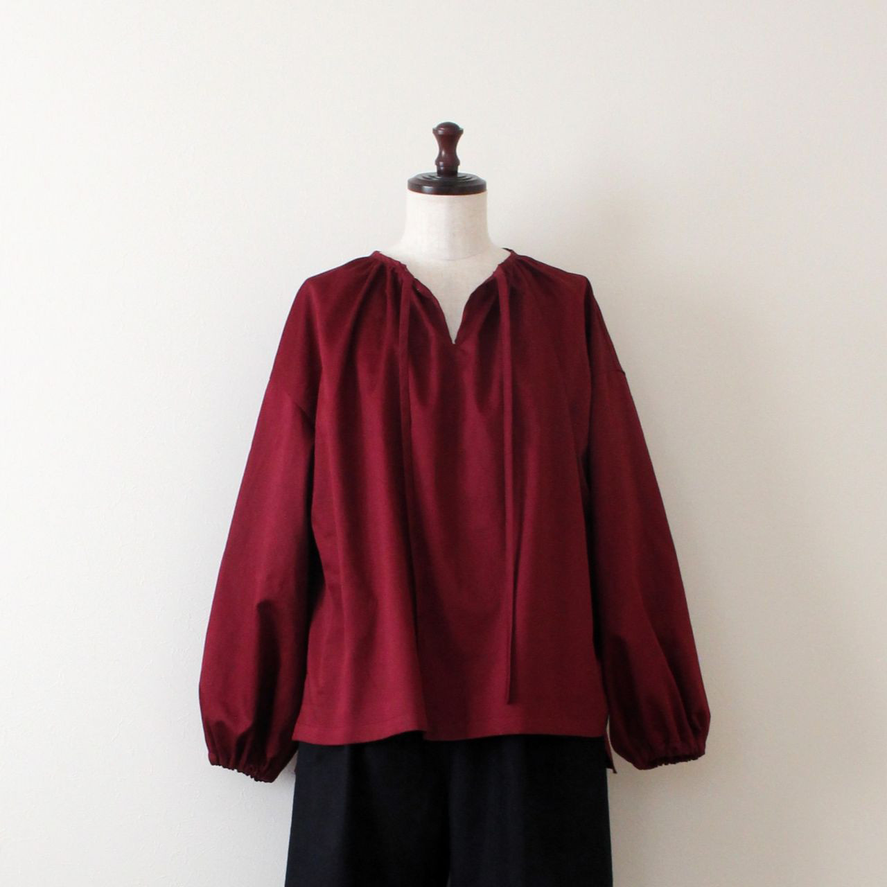 日本製受注生産《2025AW》コットンサテンギャザーリボンブラウス
