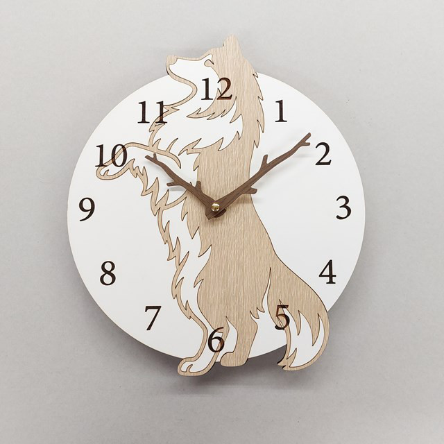 【期間限定値下げ3000円引き】【名入れ対応】ワンちゃん立ち　はみ出し壁掛け時計シェルティ　ベージュの木製掛け時計