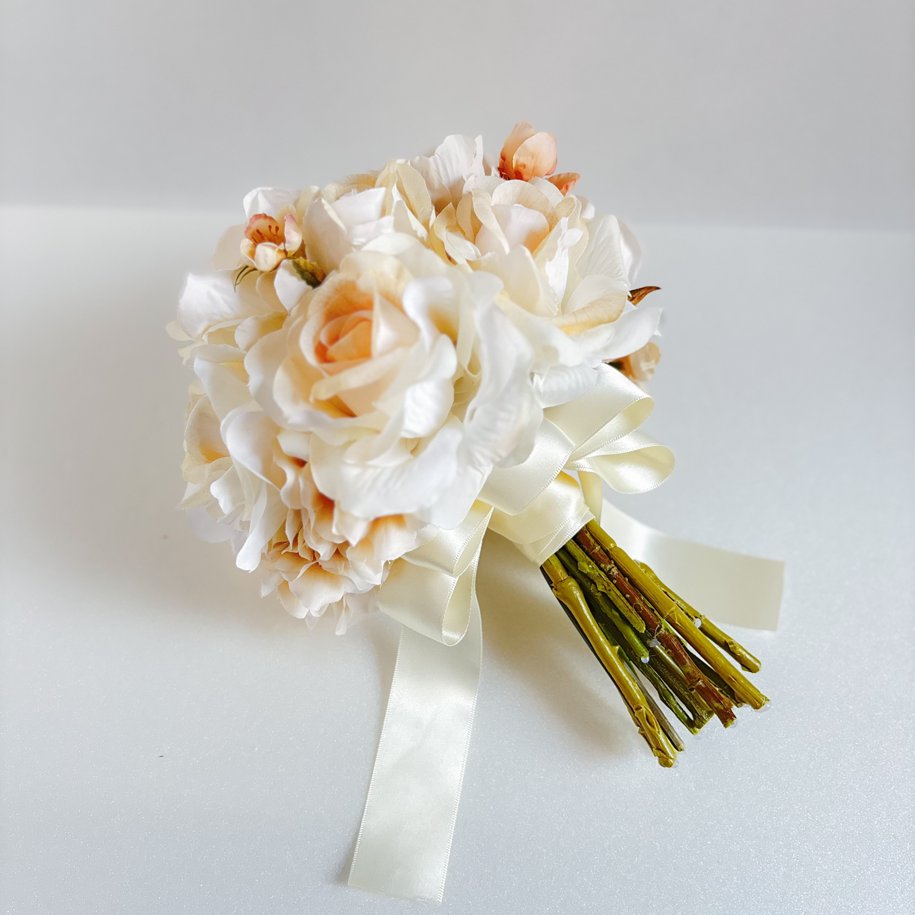 ウェディングブーケ　アーティフィシャルフラワー　ニュアンスカラー　造花　バラ　ローズ　ラウンドブーケ