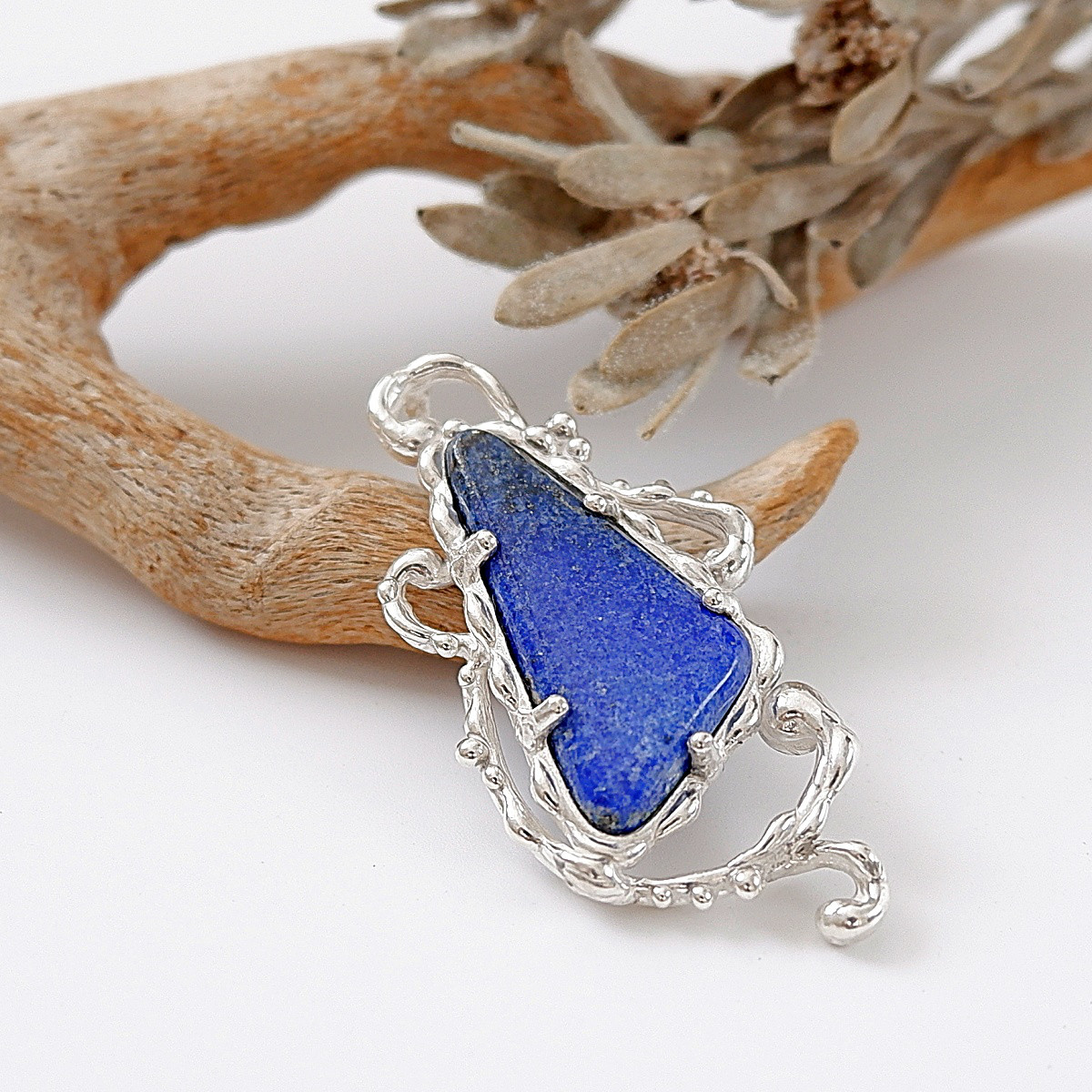 ～幸運の石～ラピスラズリの唐草ペンダント　天然石アクセサリー　一点物　macari