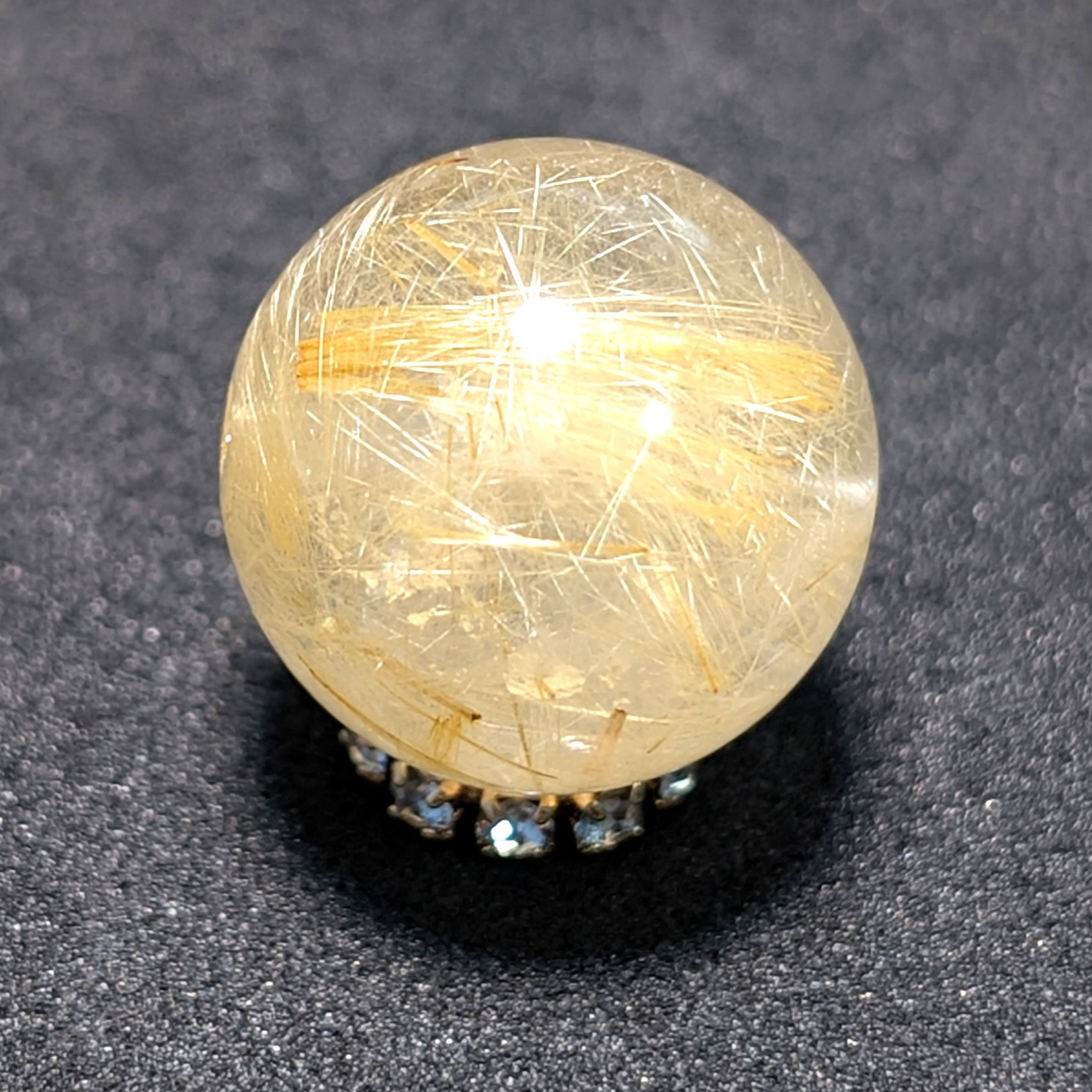 ギラギラに輝く ゴールド タイチンルチル 13ミリ 極太金針入り水晶 1粒売り 貫通穴あり エナジーストーン お守り効果