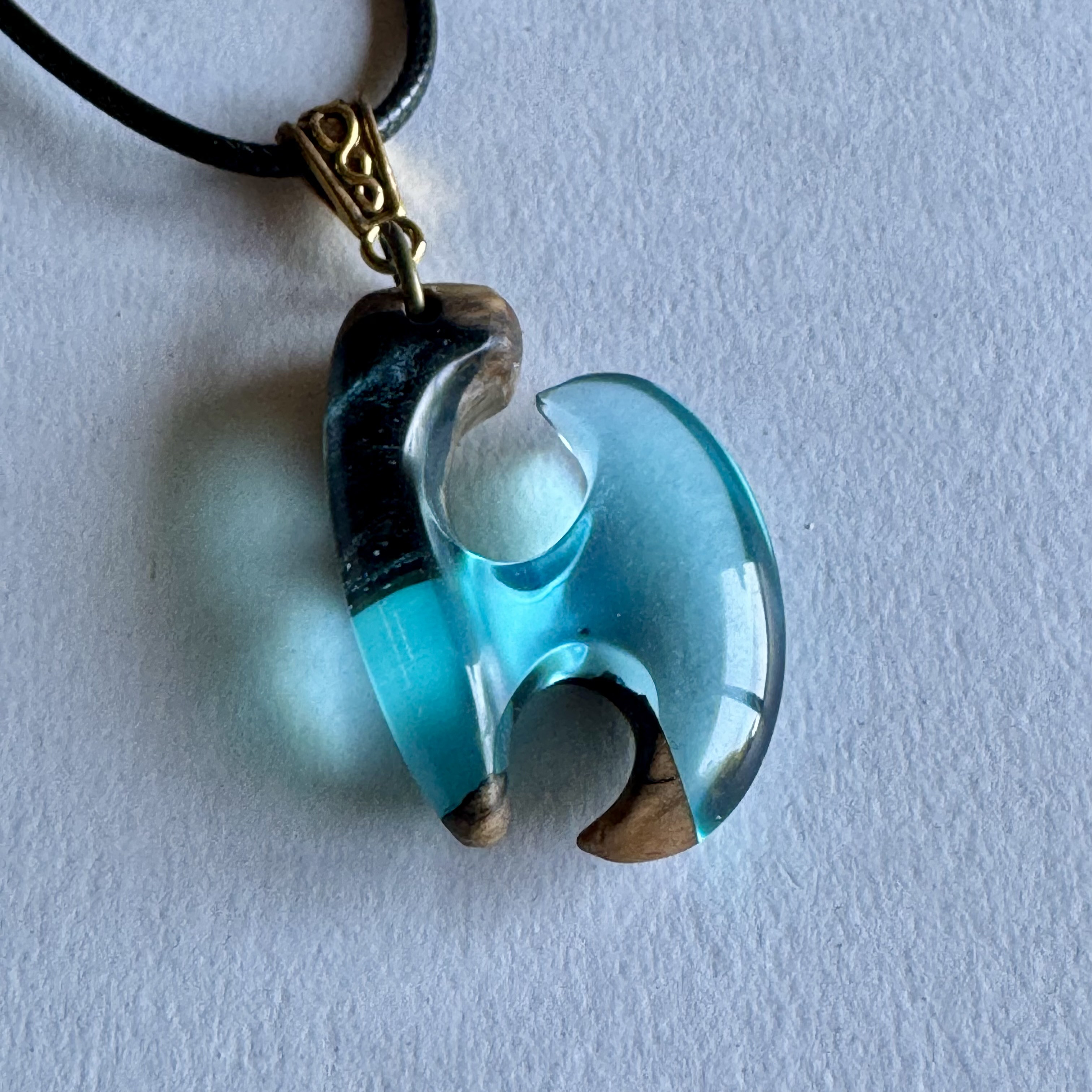 ウッドレジンペンダント〜ブルーアックス〜