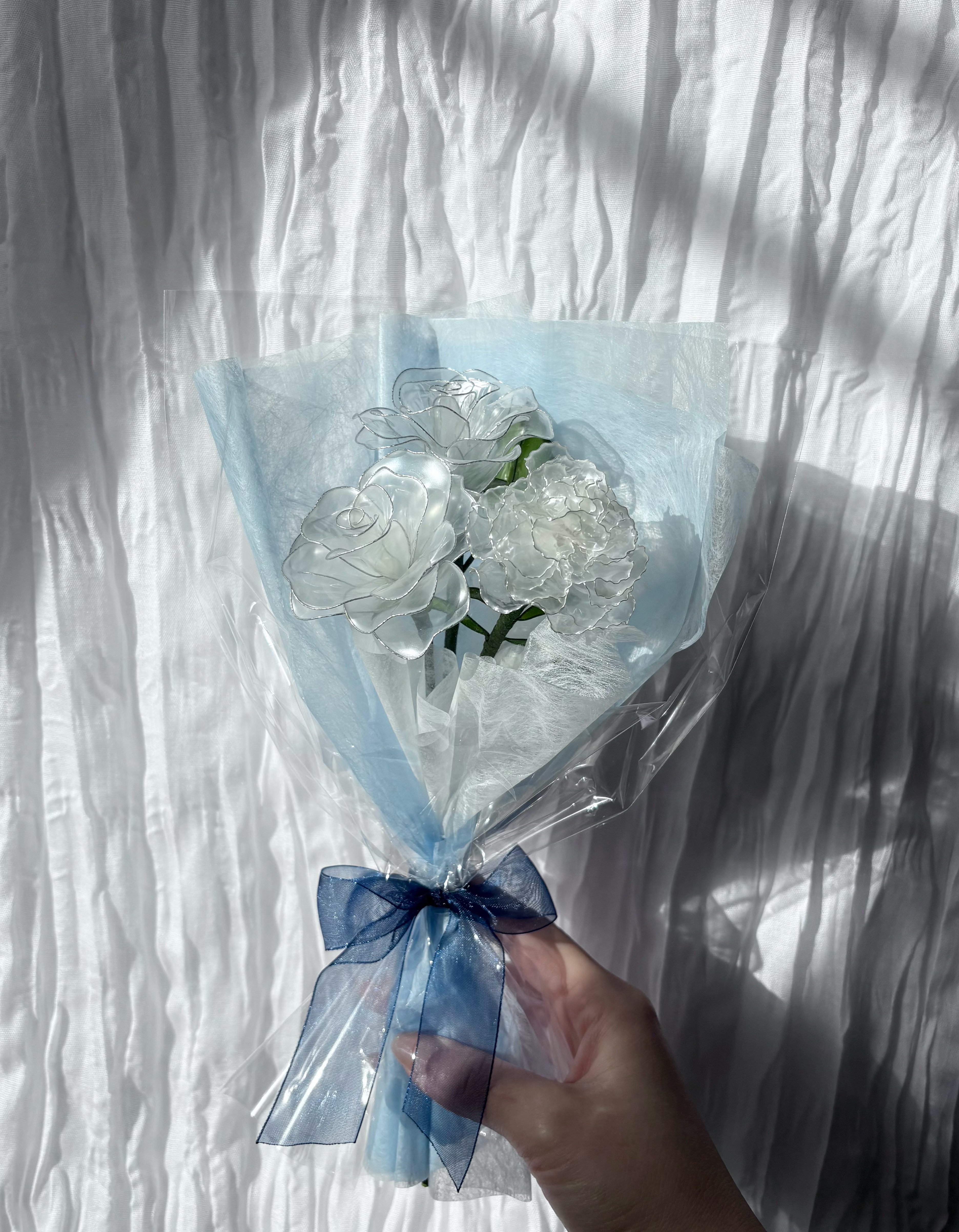 バラ×カーネーションの純白ブーケ《とくとくブーケ》