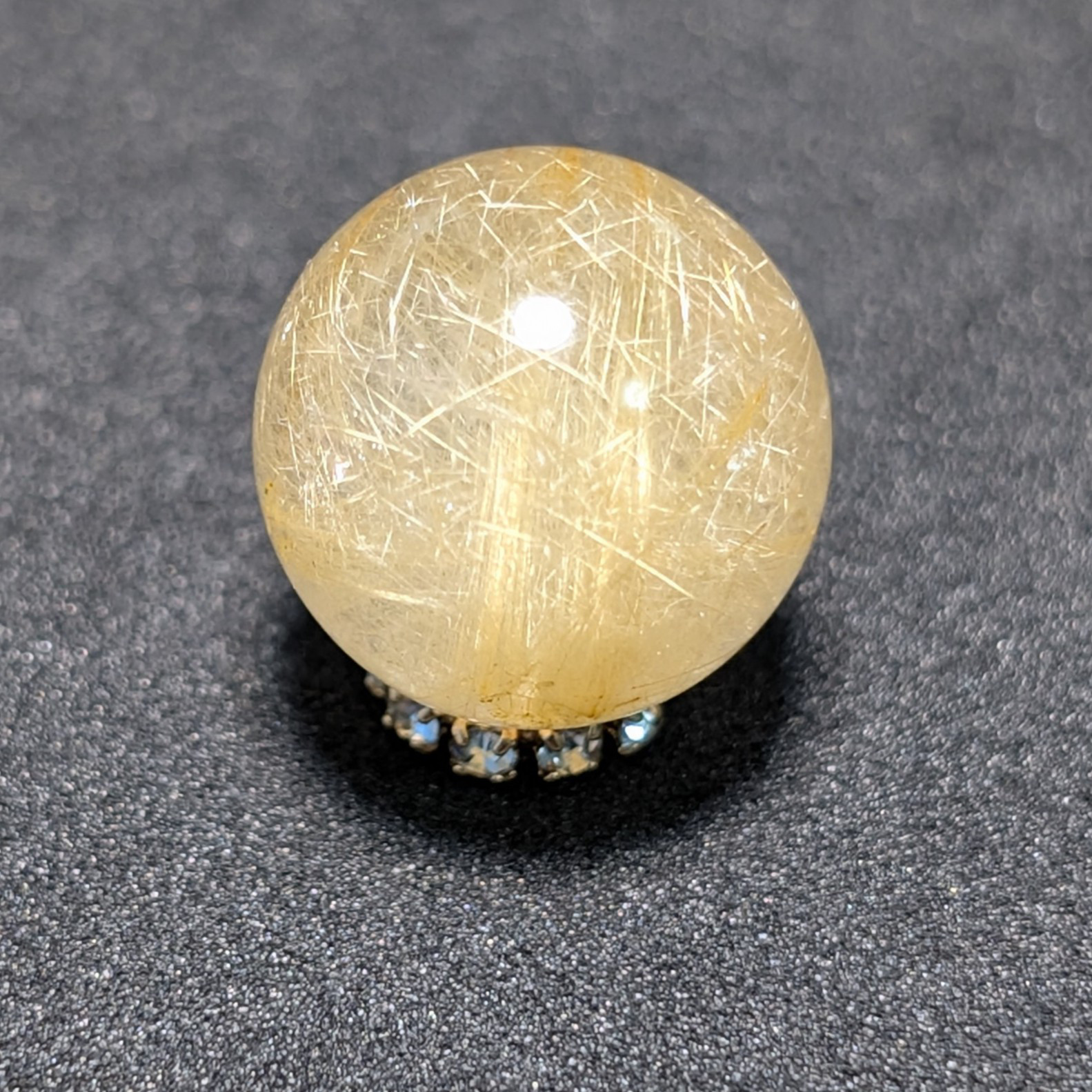 虹の光が神秘的 ゴールド タイチンルチル 13ミリ 極太金針入り水晶 1粒売り 貫通穴あり エナジーストーン お守り効果