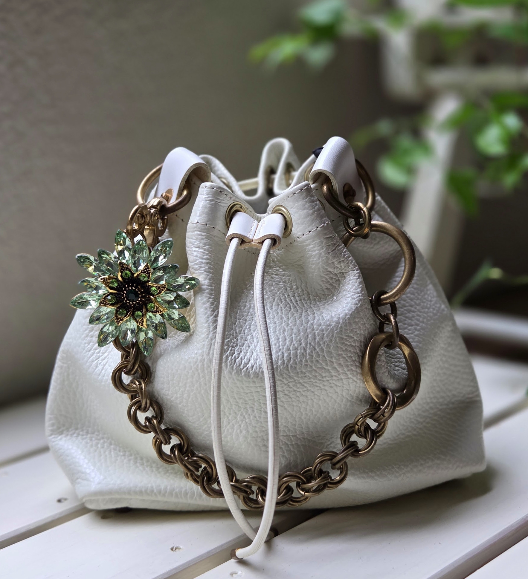 巾着レザーバッグ　ヴィンテージチャーム付き　ホワイト