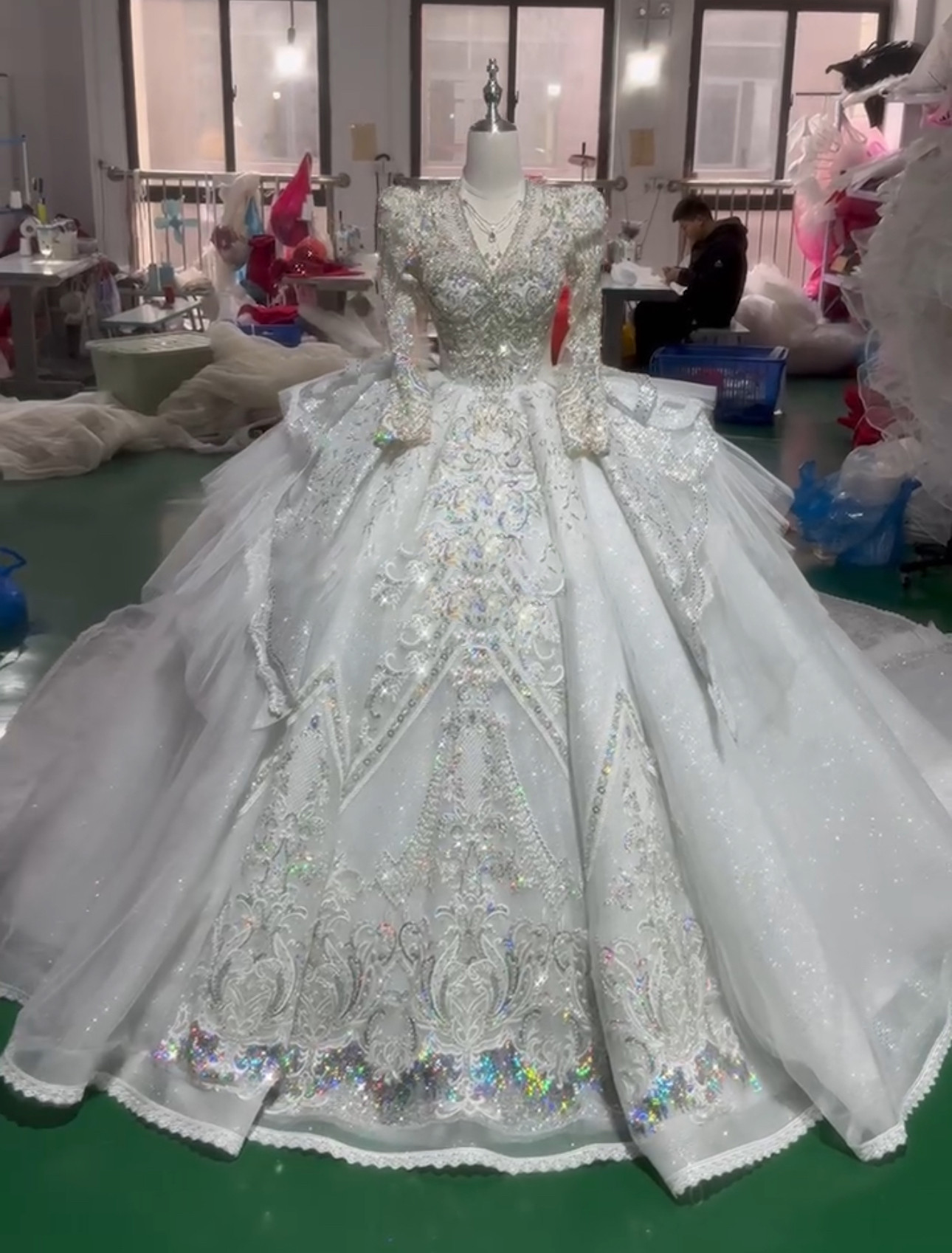 最新品位漂う　vネック　秋婚冬婚春婚長袖　フランスレース刺繍　背中空き　ビジュー　ロングトレーン結婚式二次会お呼ばれ花嫁