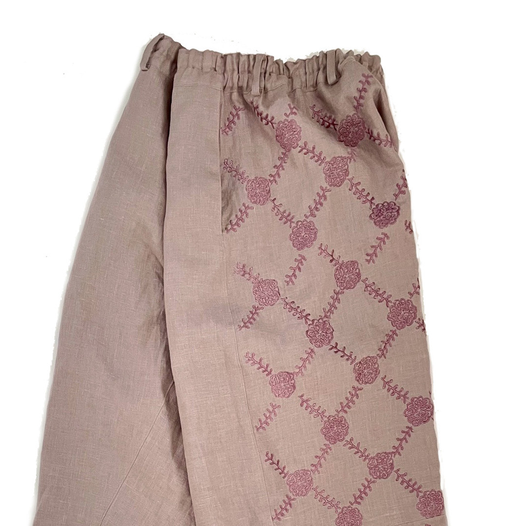 軽やか麻パンツ　スモーキーなフレンチラベンダー　刺繍/ トウダイグサ　ワイドパンツ　ご希望のパンツ丈受注制作　ボタニカル