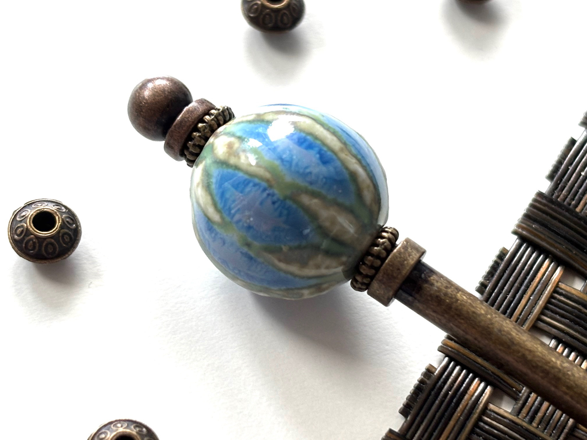 かんざし　青と緑のメロン型陶器ビーズ　一本挿し　一本簪　夏秋　水色　ブルー　グリーン　ナチュラル