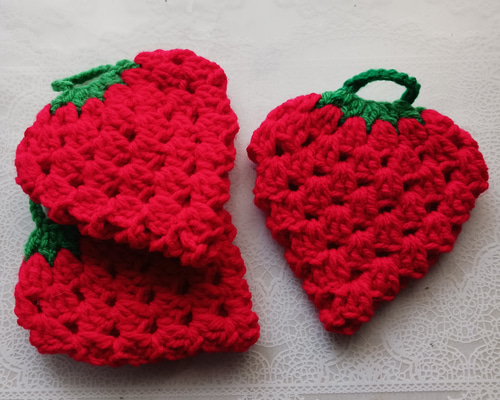 イチゴのアクリルたわし3個セット 赤 その他キッチン小物 手作りのお店