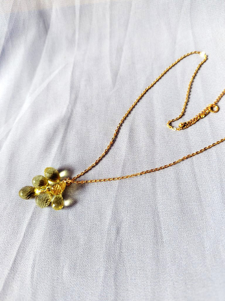 グリーンゴールドクオーツのゴージャスなペンダント