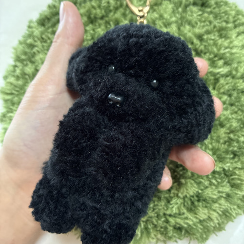 うるうるおめめのトイプードル 毛糸キーホルダー＊ブラック 黒