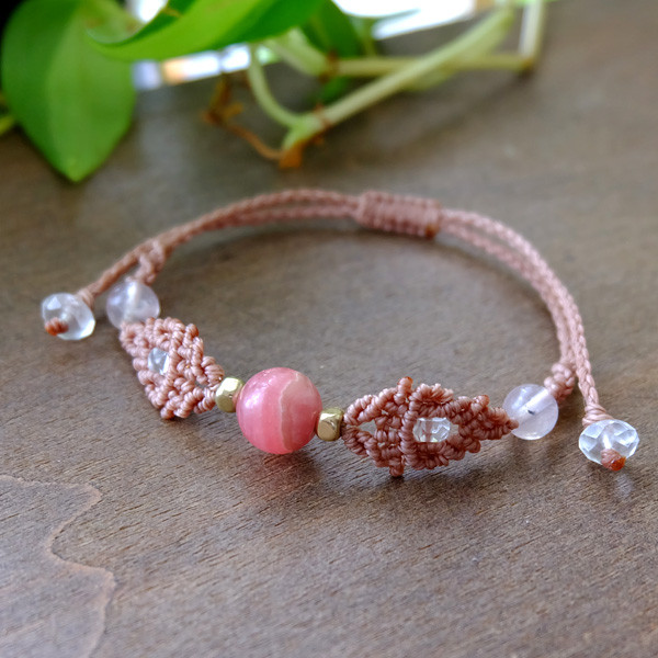 アルゼンチン産 インカローズ（ロードクロサイト）マクラメ編みブレスレット　一粒天然石アクセサリー プレゼント　　3768