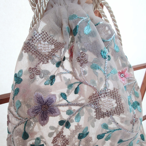 透け感が可愛いインド刺繍生地の巾着 チュール生地 小物入れ 巾着