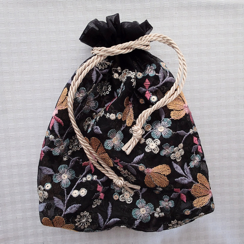 透け感が可愛いインド刺繍生地の巾着 チュール生地 小物入れ 巾着