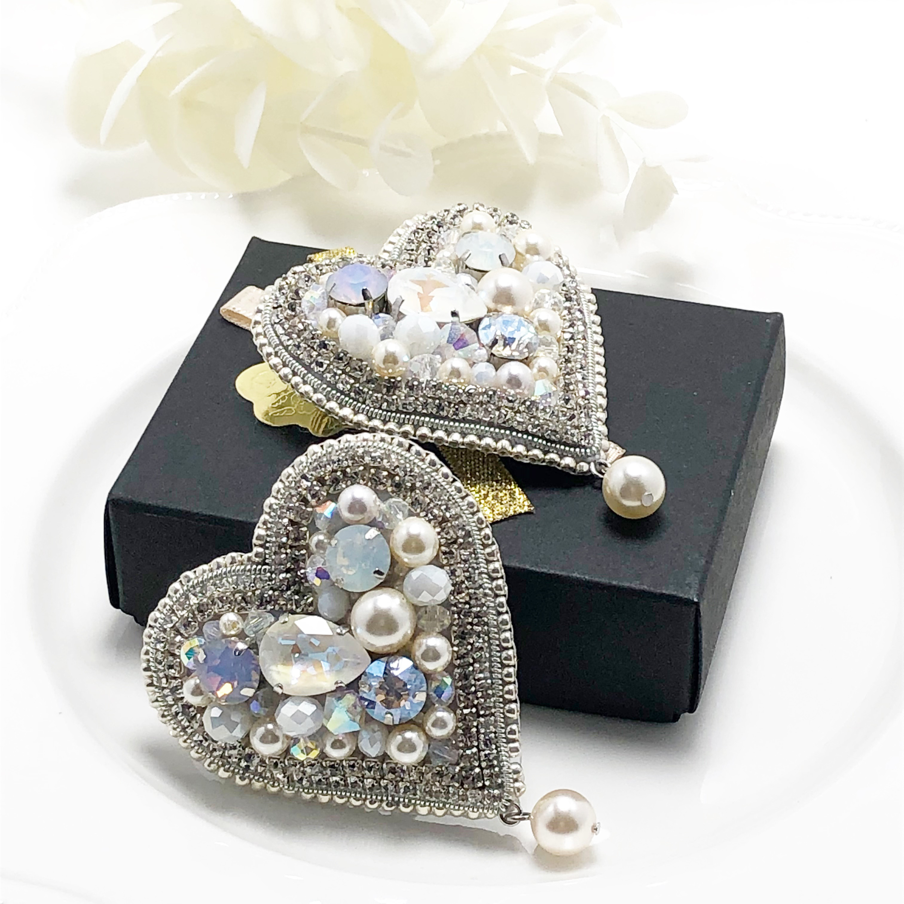 ビーズ刺繍　スワロフスキービジューのハートブローチ