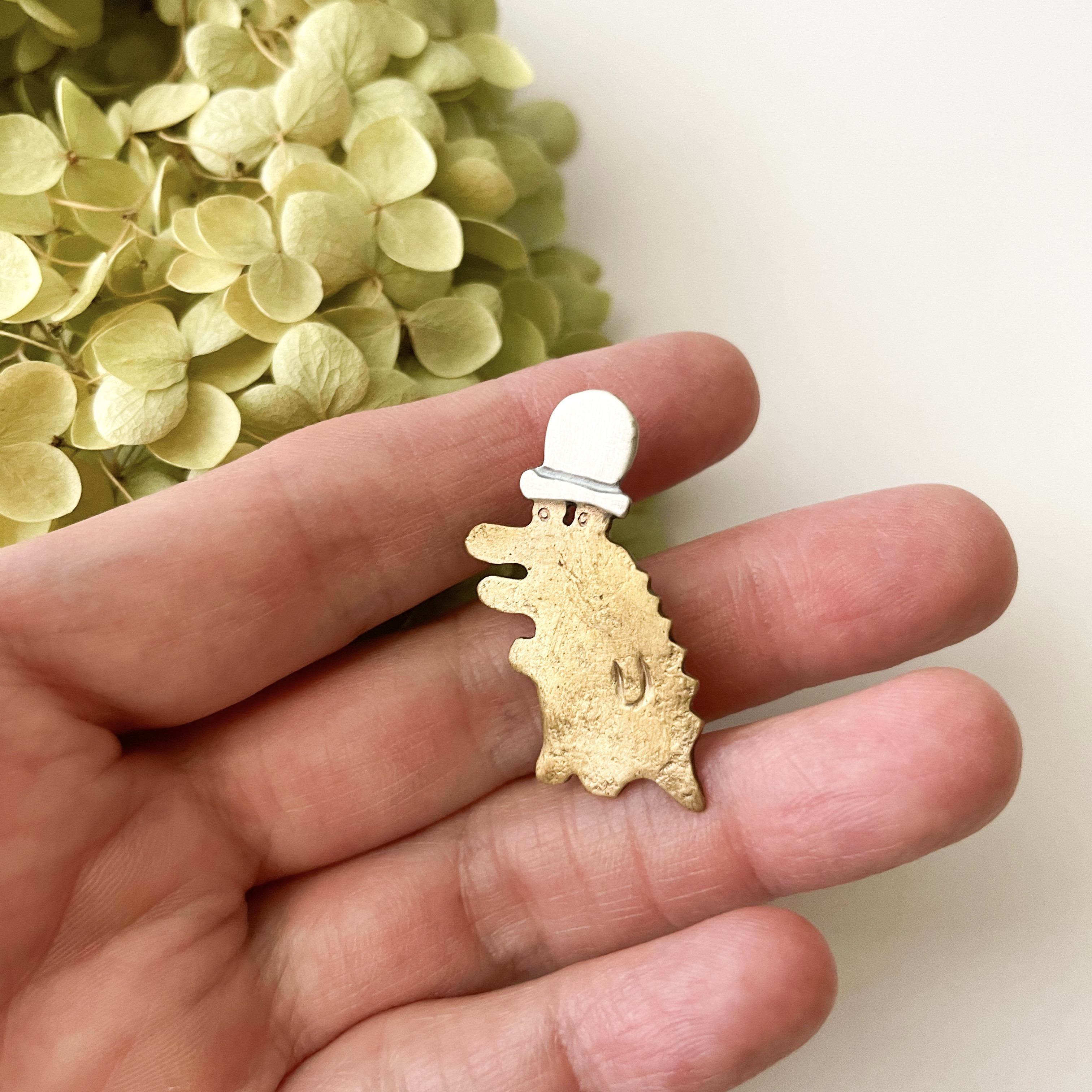 「帽子のワニ」真鍮ブローチ