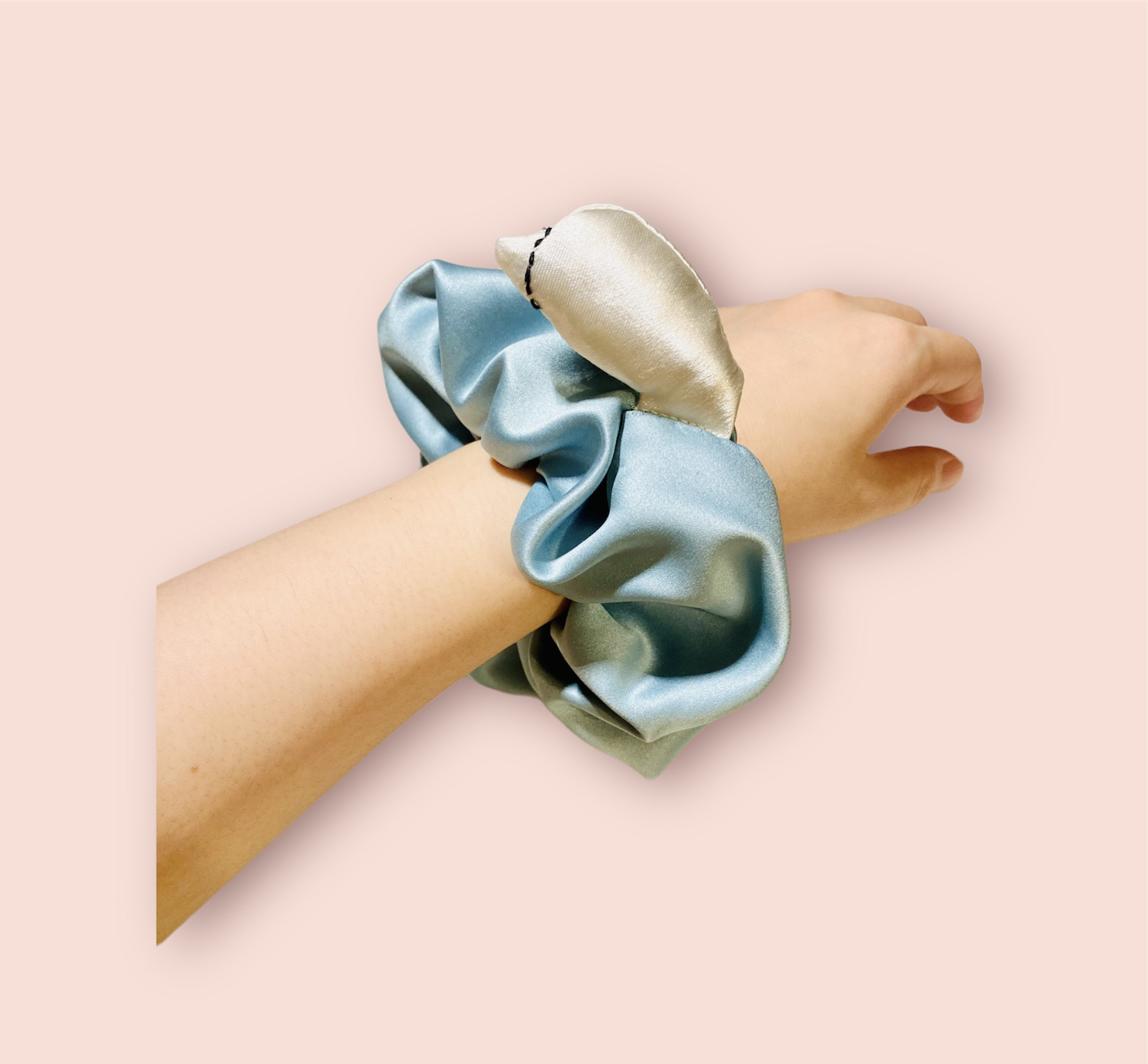 【シュシュ】サテン スワン〈水色〉