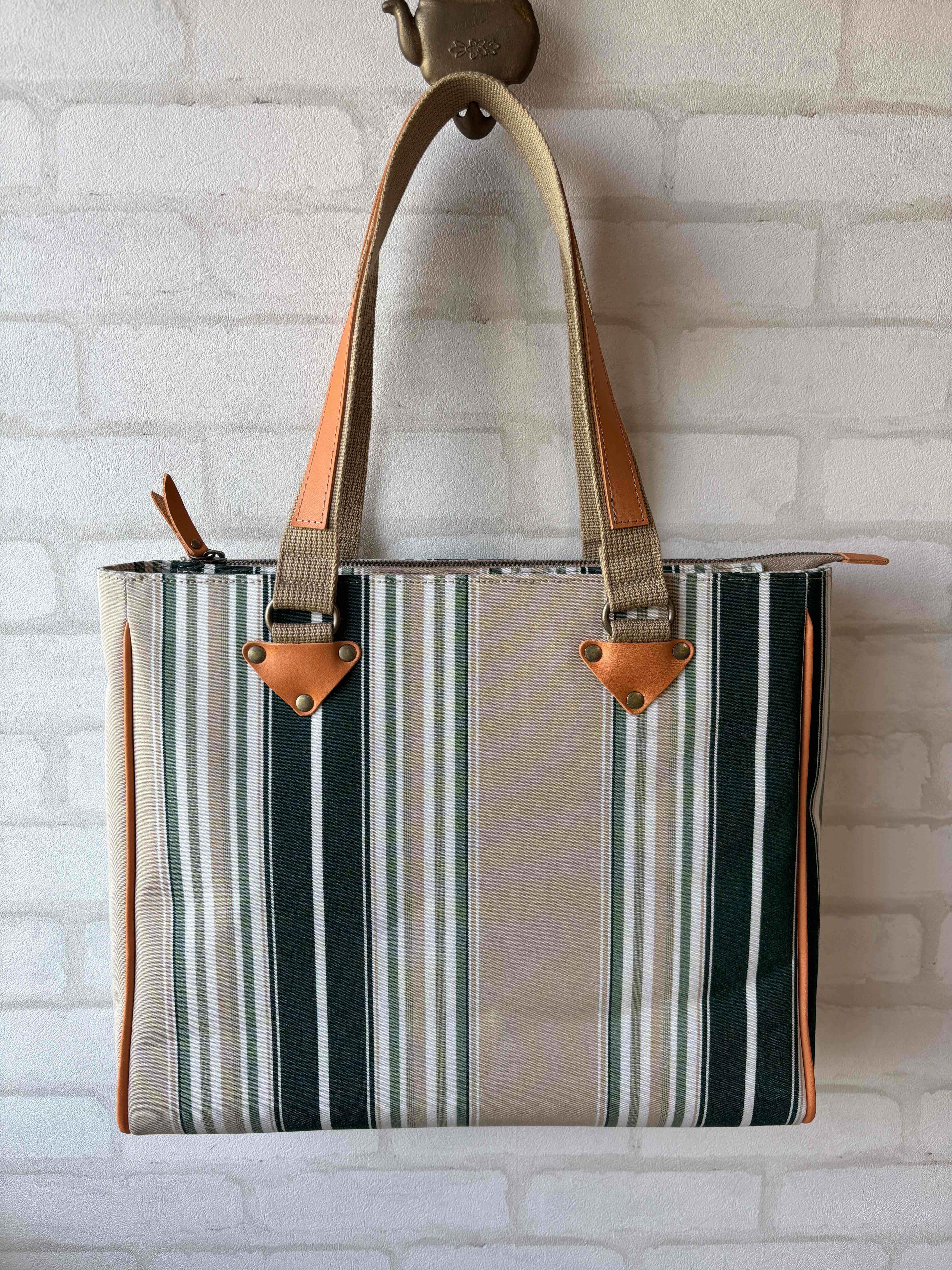 職場を明るくするA4対応トートバッグ　グリーンベージュストライプ