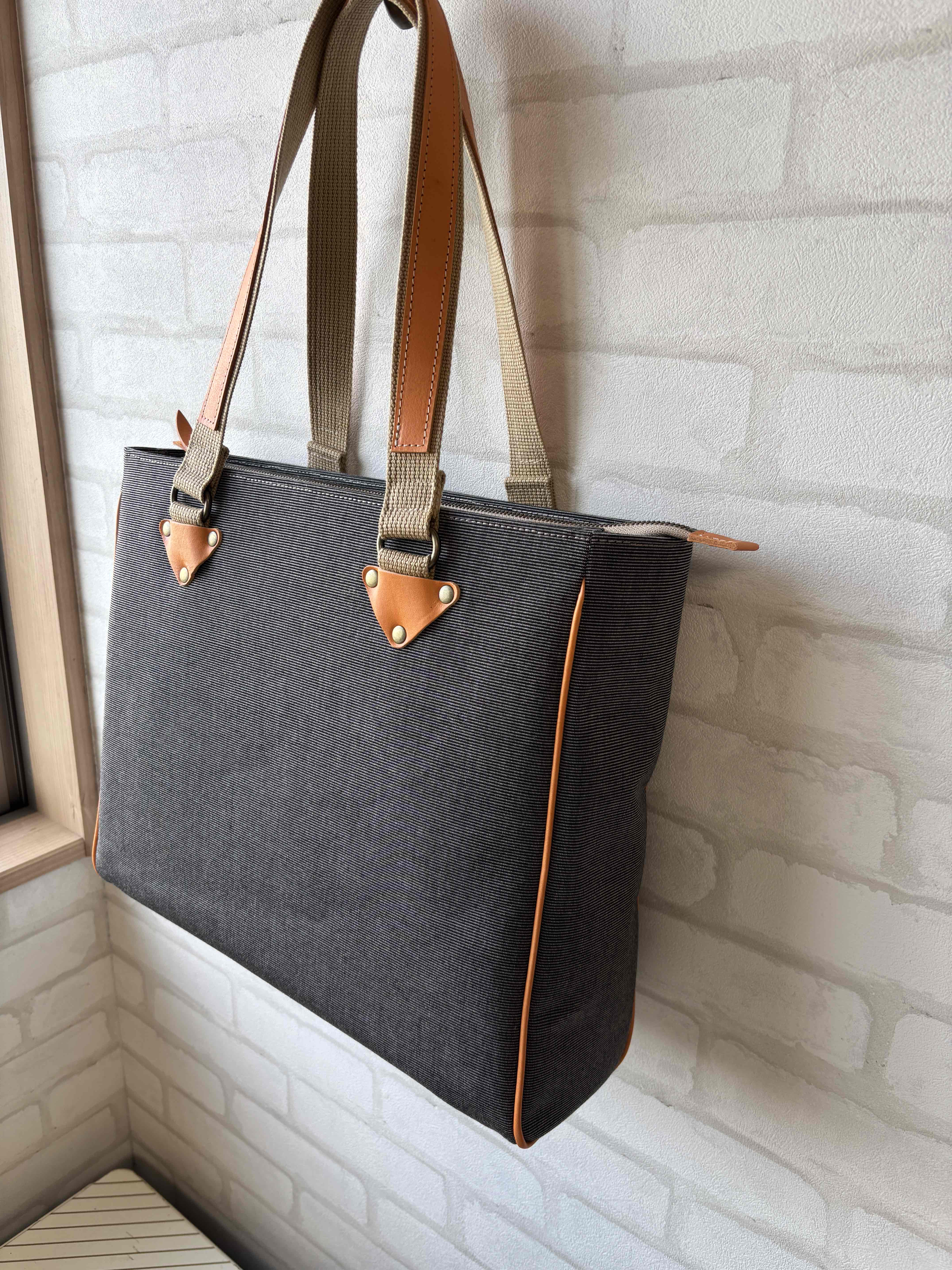 職場を明るくするA4対応トートバッグ　チャコール