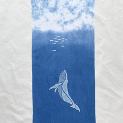 送料無料 "イワシとクジラ"　絞り染め　藍染手ぬぐい　魚　海 1枚目の画像
