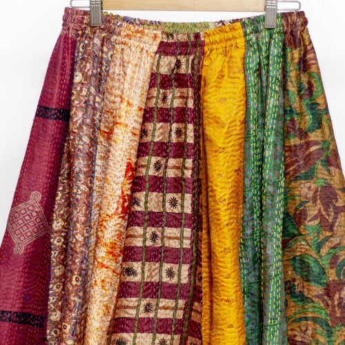 手縫いのサリースカート、シルクの手刺繍パッチワークスカート、インド