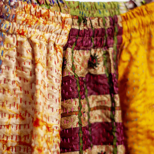 手縫いのサリースカート、シルクの手刺繍パッチワークスカート、インド