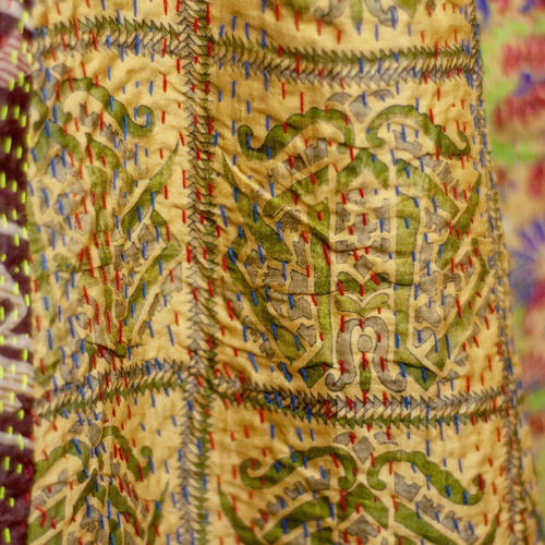 手縫いのサリースカート、シルクの手刺繍パッチワークスカート、インド