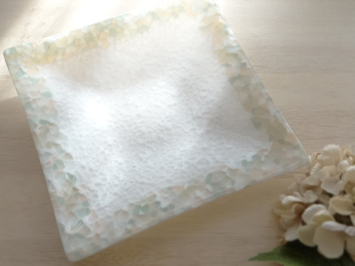 淡色モザイク・ガラスの角皿