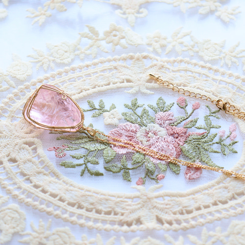 桜ピンクなアンダラクリスタル︎︎⟡ワイヤージュエリーネックレス