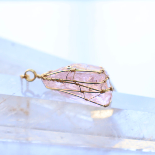 桜ピンクなアンダラクリスタル︎︎⟡ワイヤージュエリーネックレス