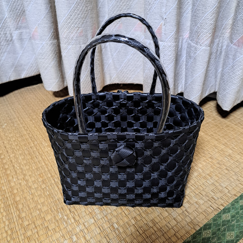 PPバンドかごバッグ(小サイズ)、プラカゴ、黒1色の模様編み かごバッグ