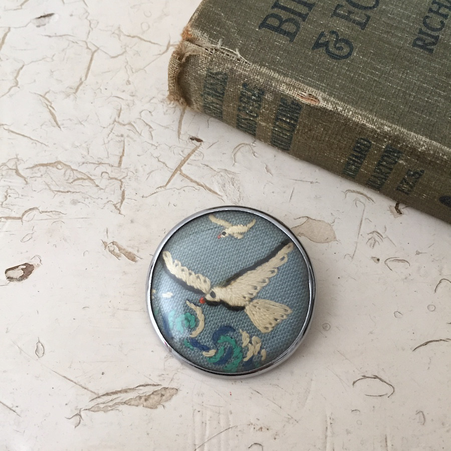 ビンテージ刺繍バードブローチ　ニードルワークブローチ　イギリス鳥のブローチアンティーク　コスチュームジュエリー