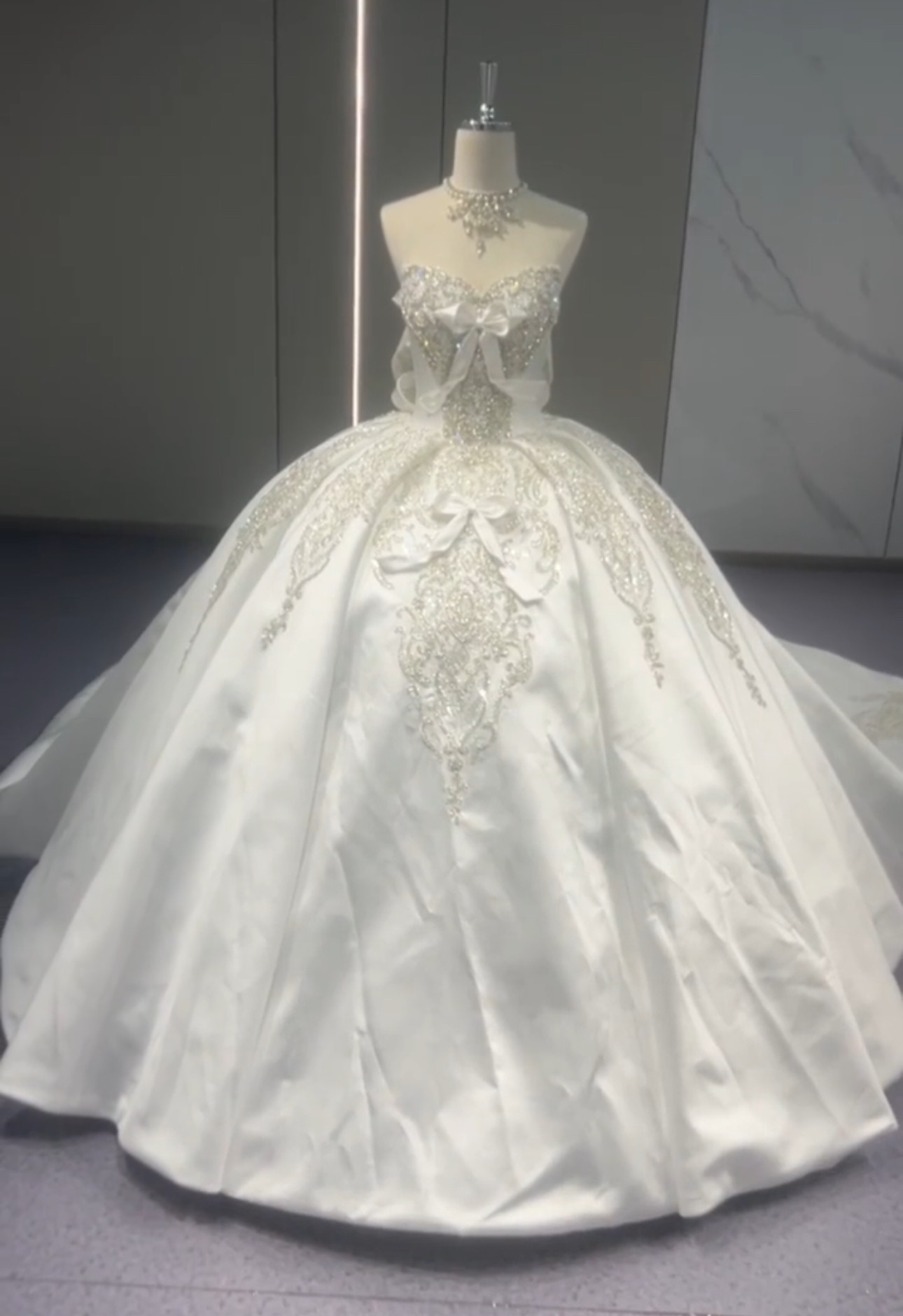 3ways 取り外し可能袖　二の腕カバー　高級サテン　オフホワイト　ウェディングドレス　キラキラレース　編み上げ　リボン