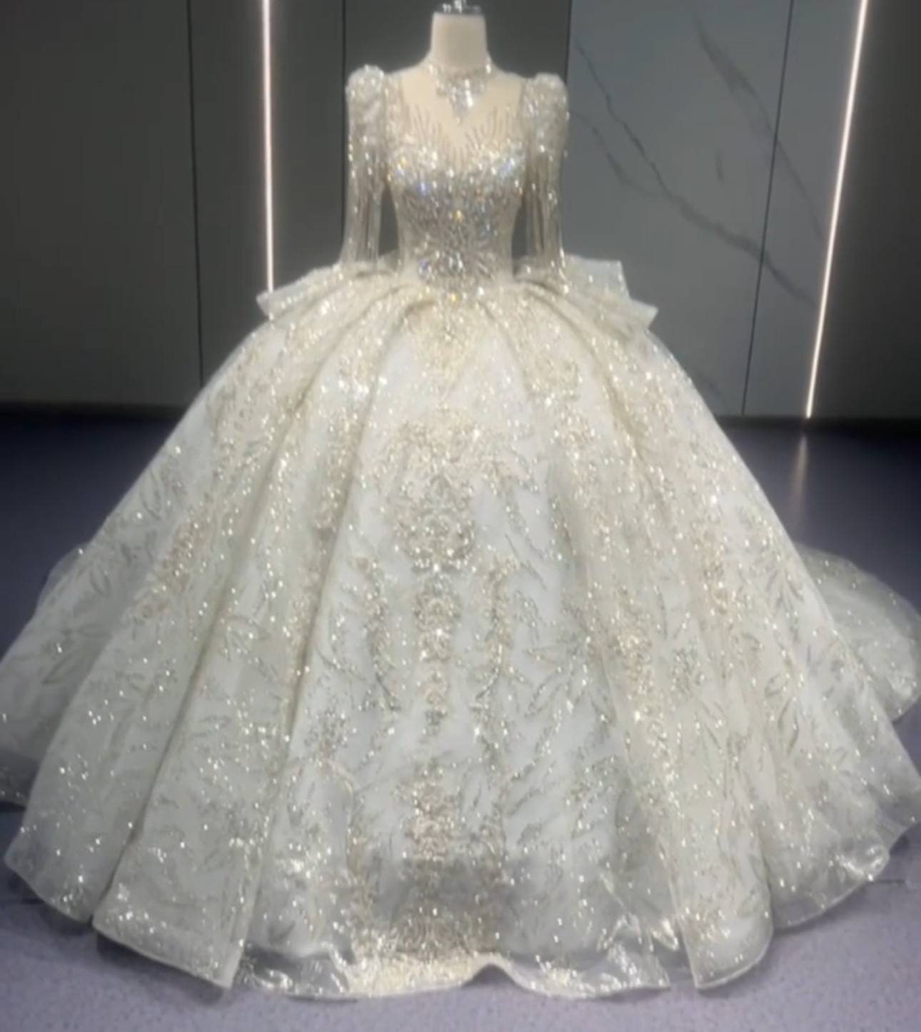 新作2025ブライダルウエアー　イリュージョンネック　半袖　ストーン韓国風ウェディングドレス　ラッフルスカート　背中空き