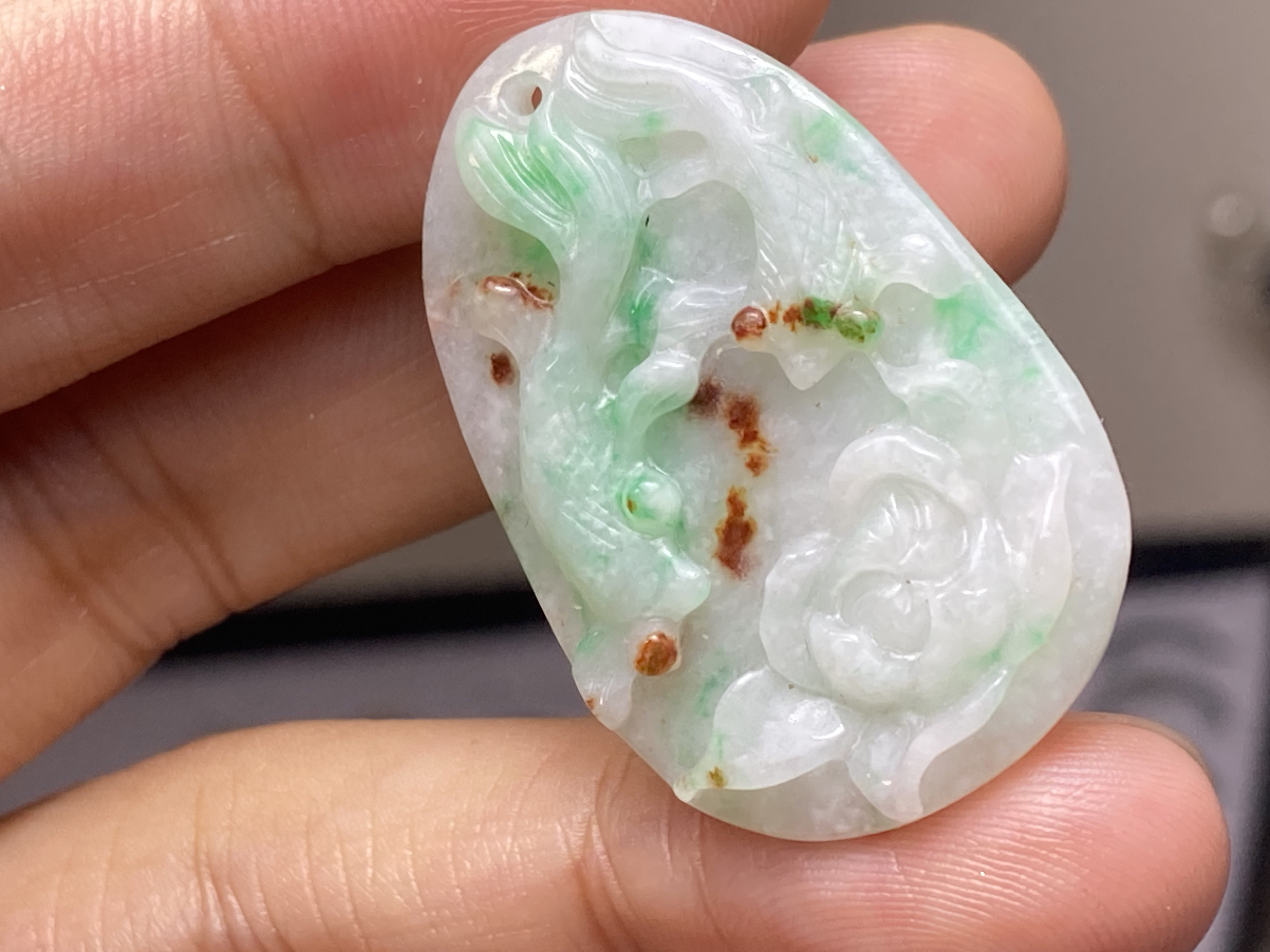 RS11-132 手彫り 金魚 ボダン ペンダント ミャンマー産 A貨 本翡翠 ルース