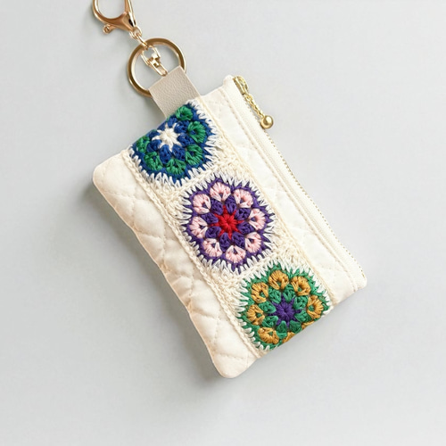 ハンドメイド☆刺繍お花モチーフのミニポーチ♪ グラニースクエアお花モチーフ/ふんわりキルト/キーホルダー付き