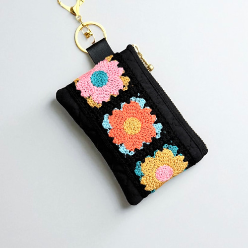ハンドメイド☆刺繍お花モチーフのミニポーチ♪ グラニースクエアお花モチーフ/ふんわりキルト/キーホルダー付き
