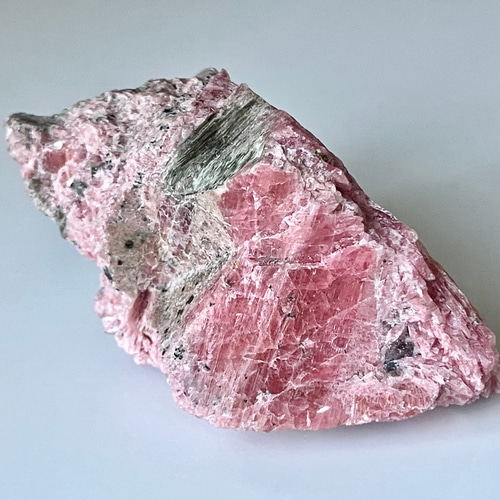 超大型バラ輝石　ロードナイト　原石　約15kg 　連山　台付き１個 アメリカ産 バラ輝石 Rhodonite ロードナイト原石 ② 天然石