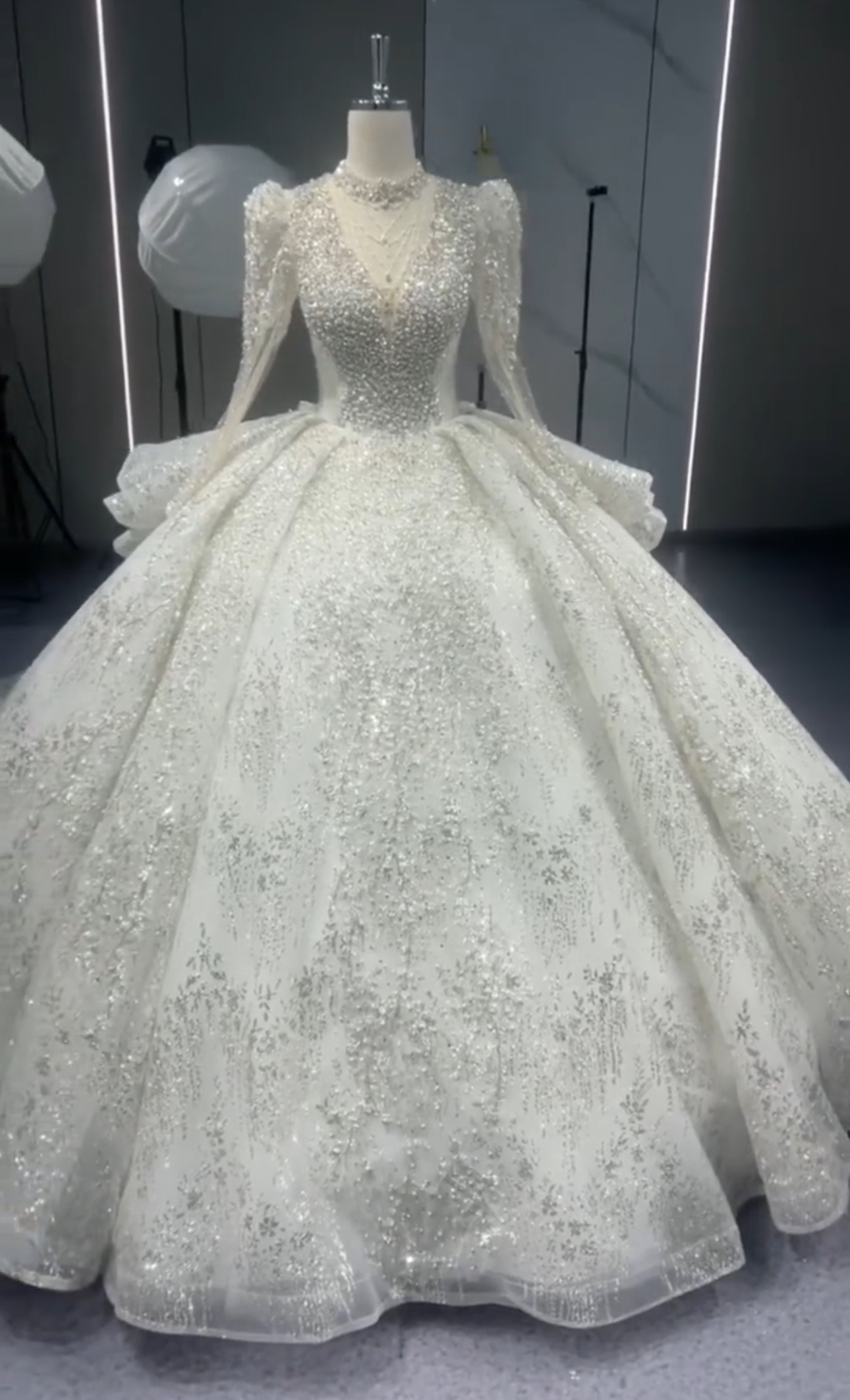 憧れのドレス　編みあげ　背中見せ　vネック　プリンセスライン　サイズオーダー　ボリューム　目立つ　たっぷりビジュー前撮り