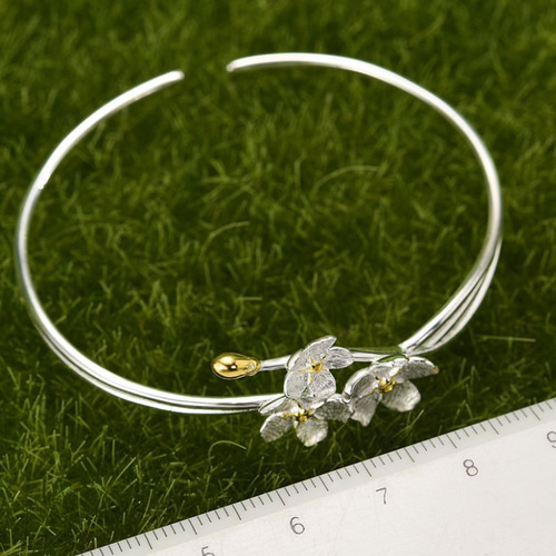 ワスレナグサのバングル - 毎日のおしゃれに華を添えてくれる　R420 ワスレナグサのバングル - 毎日のおしゃれに華を添えてくれる R420