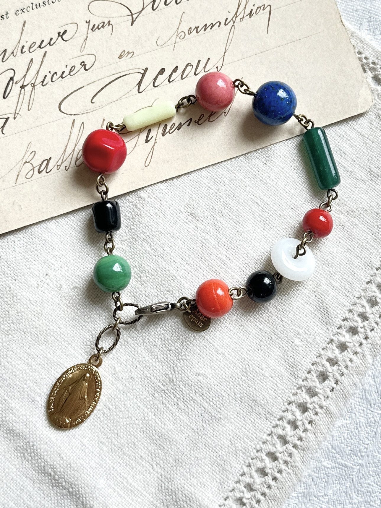 フランスのメダイとヴィンテージビーズのブレスレット・マルチカラー