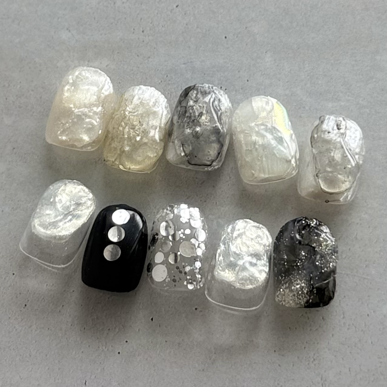 モードな氷彫アシンメトリーネイル｜モノトーン×立体×シルバーラメ　ネイルチップ